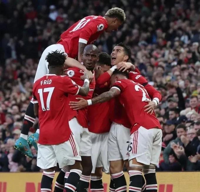 关于里昂完胜多特蒙德，孔蒂完成帽子戏法的信息