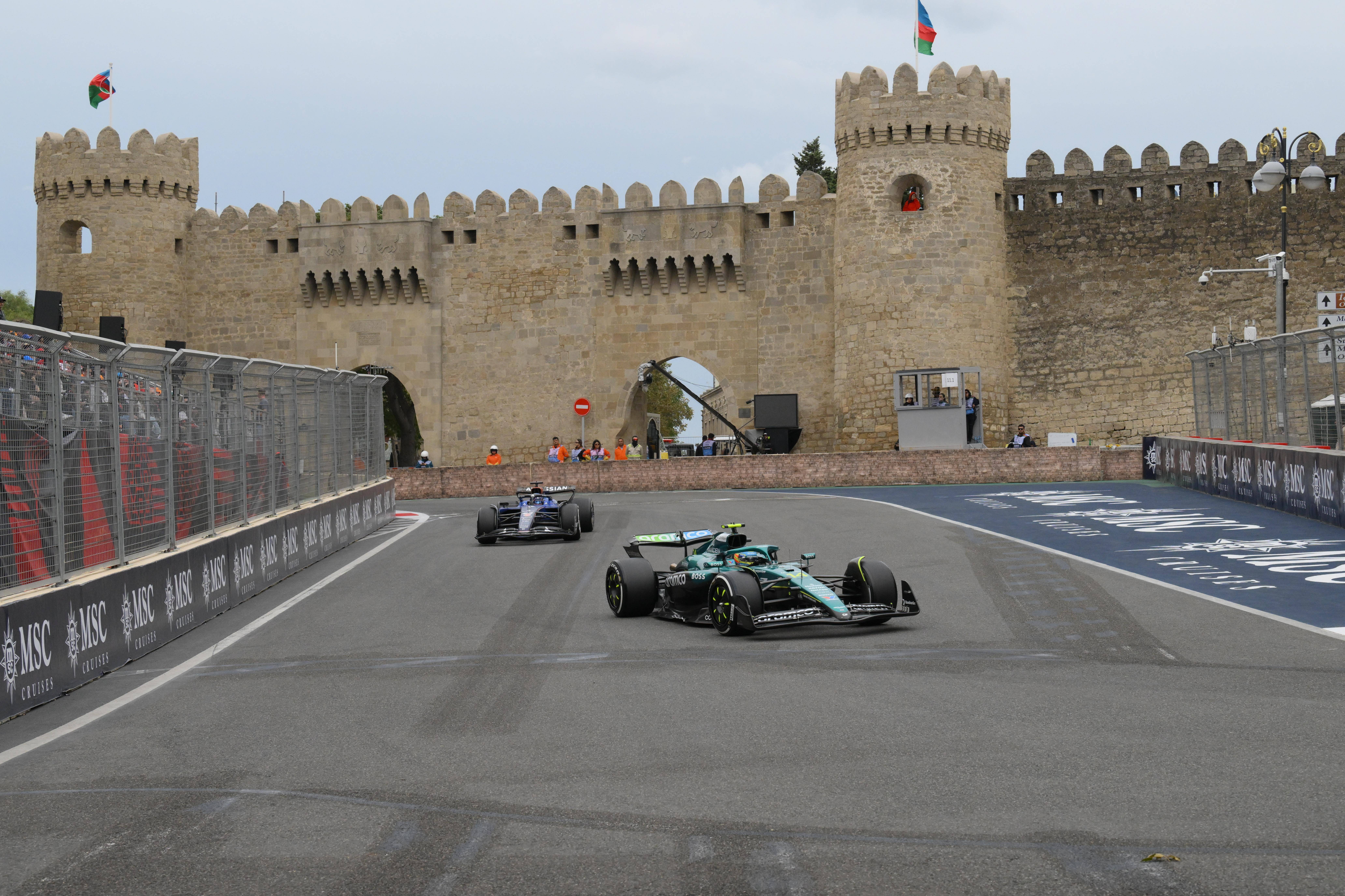 红牛车队轻取阿斯顿马丁,塞恩斯高光表现 红牛车队轻取阿斯顿马丁,塞恩斯高光表现