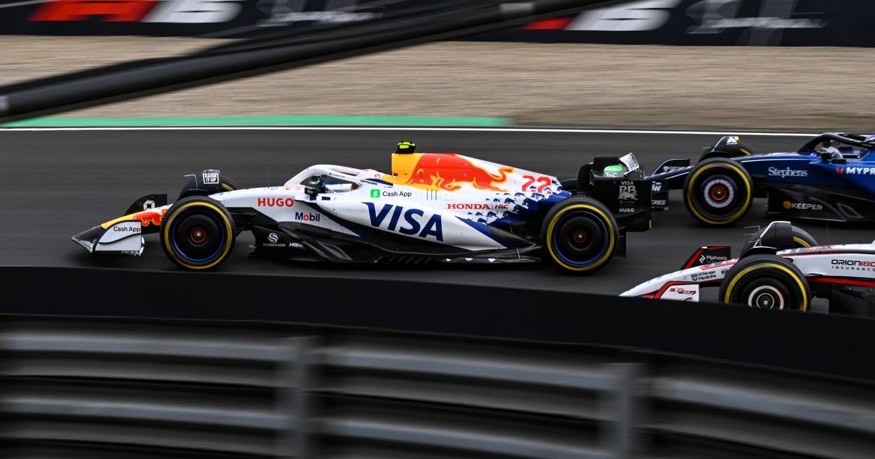 阿斯顿马丁翻盘红牛二队,汉密尔顿点燃赛场 阿斯顿马丁翻盘红牛二队,汉密尔顿点燃赛场