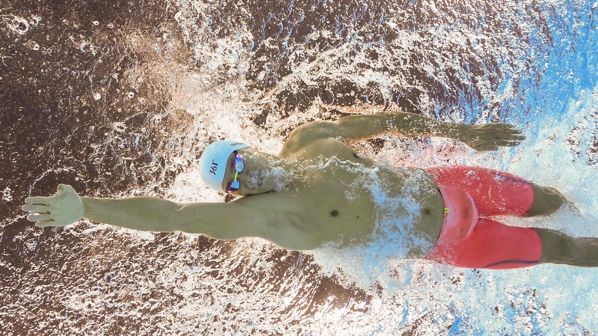 跃马踏碎银箭传说,孤勇者诺里斯如何于倾覆之际扛起迈凯伦的脊梁