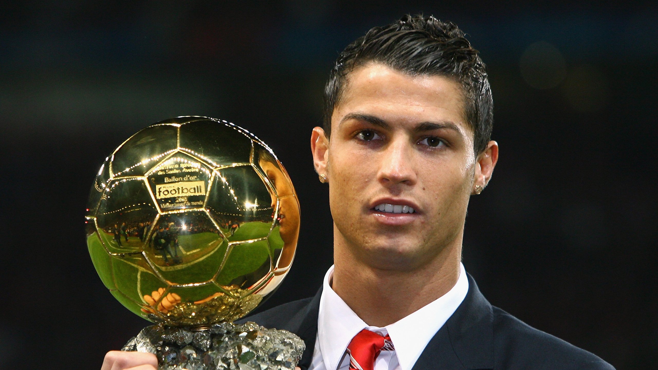 夜幕下的钢铁华尔兹，库尔图瓦如何用满分表现征服街道赛之夜